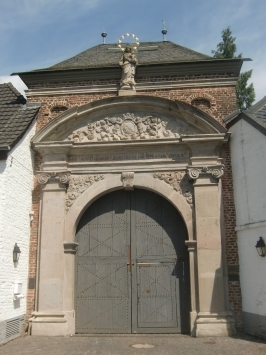 Neuss-Holzheim : Eppinghovener Straße, das Torhaus des ehem. Klosters Eppinghoven ( ehem. Zisterzienserinnenkloster und Damenstift ).